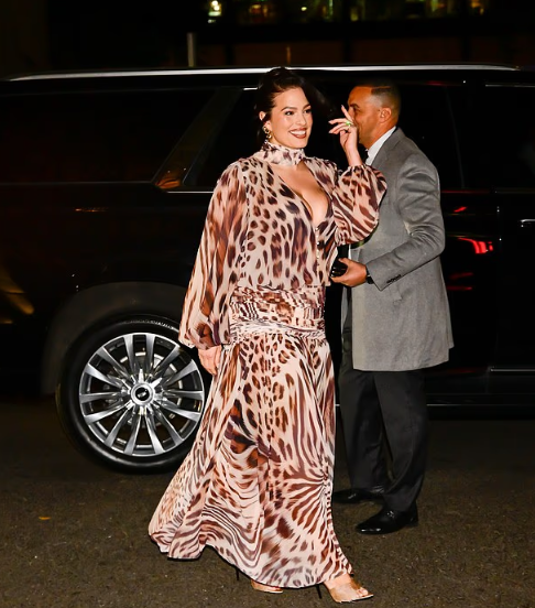Ashley Graham mahnit në Nju Jork me fustan me print animal dhe dekolte të thellë