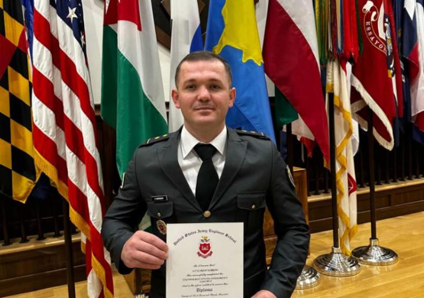 Oficeri i FSK-së diplomon në Amerikë, përgatitet në inxhinieri ushtarake