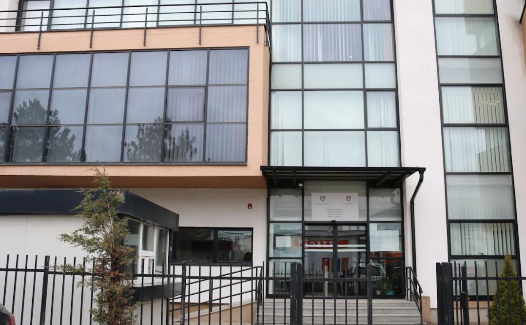 Kërkohet paraburgim për të dyshuarin që theri me thikë një të mitur në Ferizaj
