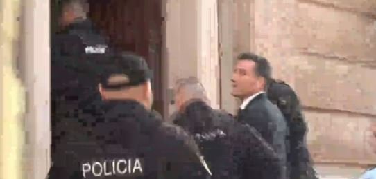 “A e shkeli Rama Kushtetutën?”- Erion Veliaj mbërriti me pranga në GJK, si reagoi pasi zbriti nga furgoni i policisë