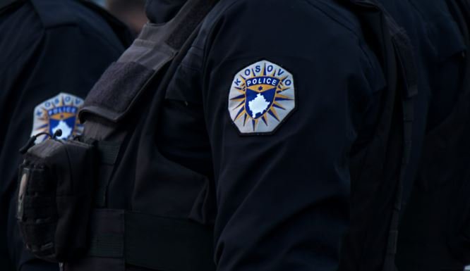 Vetura përplaset me trenin, Policia: Një i lënduar