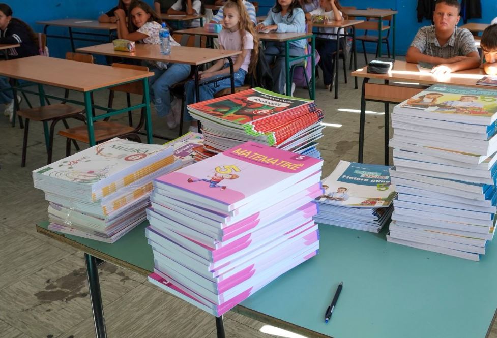 Qeveria e Kosovës shpërndan libra falas për nxënësit shqiptarë në Preshevë