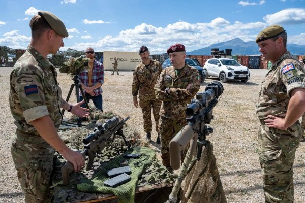 ​Garda Skoceze ekspozon armët dhe pajisjet ushtarake në Kosovë