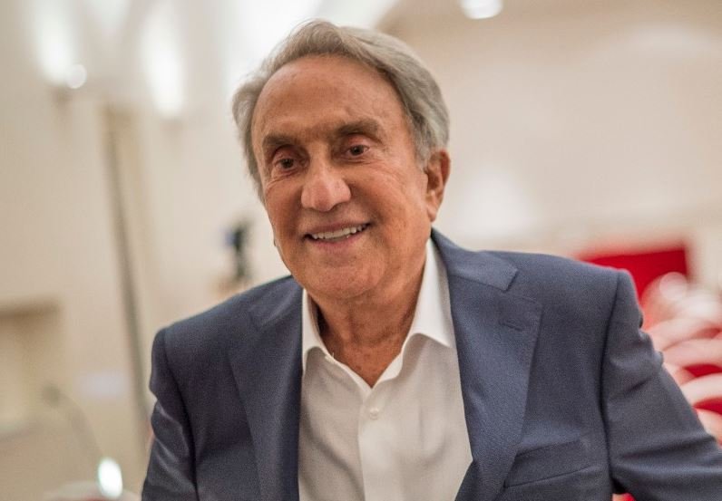Ndahet nga jeta Emilio Fede, gazetari ikonë i televizionit italian