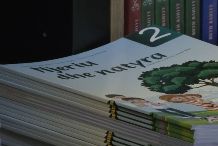 Çmime të dyfishta në libra, prindërit ankohen, shtëpia botuese: Ishte gabim teknik