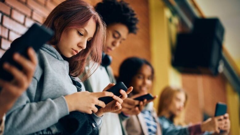 Zagrebi po shqyrton ndalimin e telefonave në shkolla