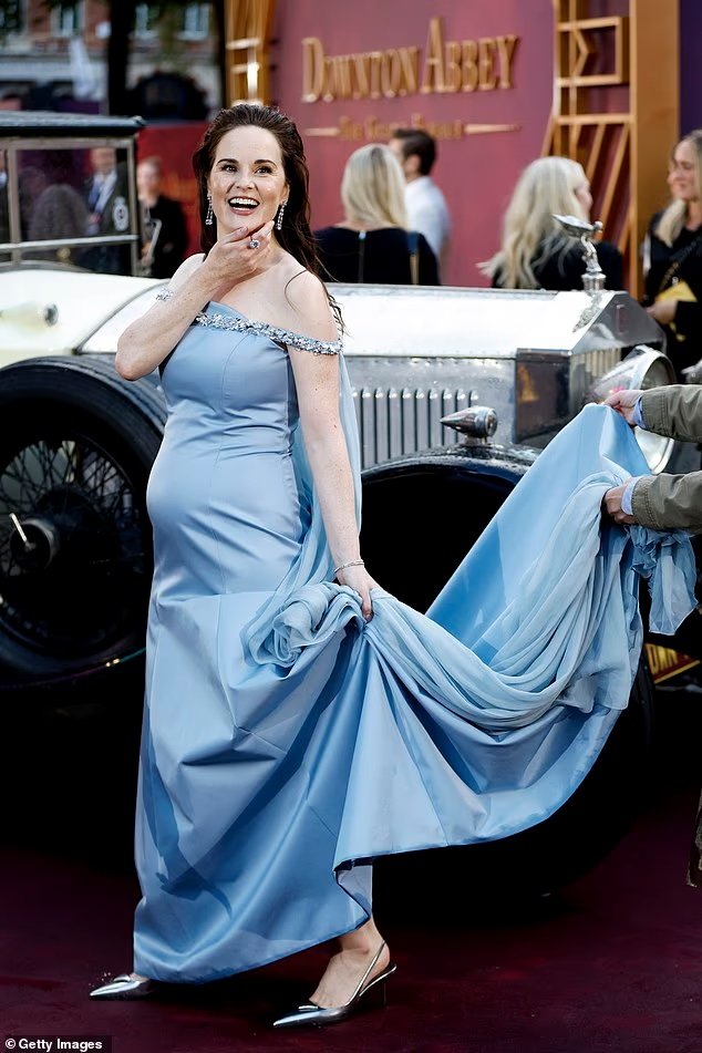 Michelle Dockery në pritje të ëmbël, zbulon barkun e rritur
