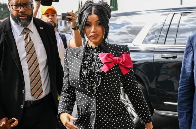 E pyeti për thashethemet për shtatzëni, Cardi B gjuan paparacin me stilolaps