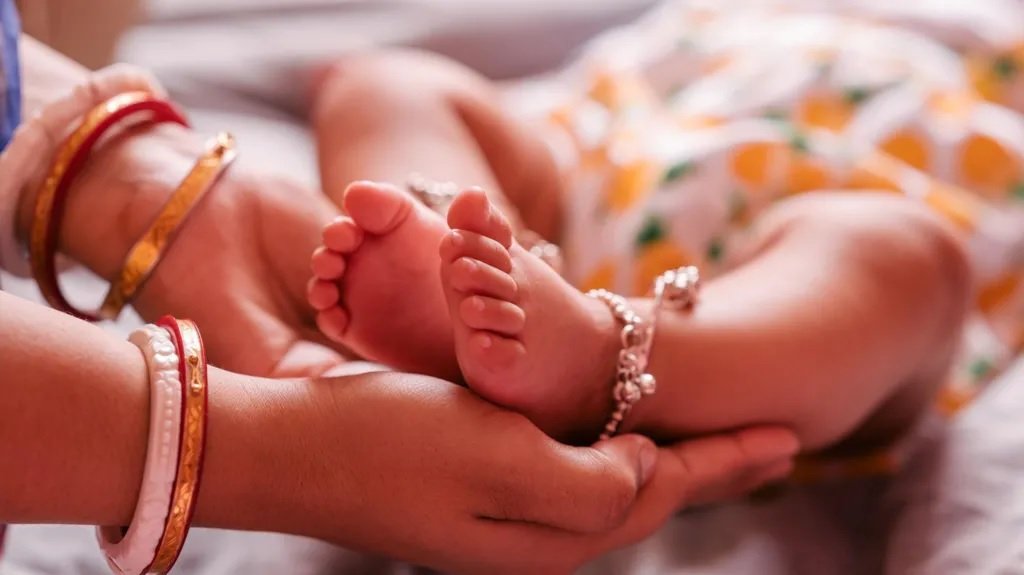 Mjekët në Indi heqin binjakë parazitë nga barku i një foshnje 20-ditëshe