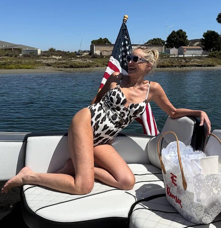 Sharon Stone, 67 vjeç, mahnit me pamjen e saj rinore në një pozë me kostum banje dhe flamurin amerikan