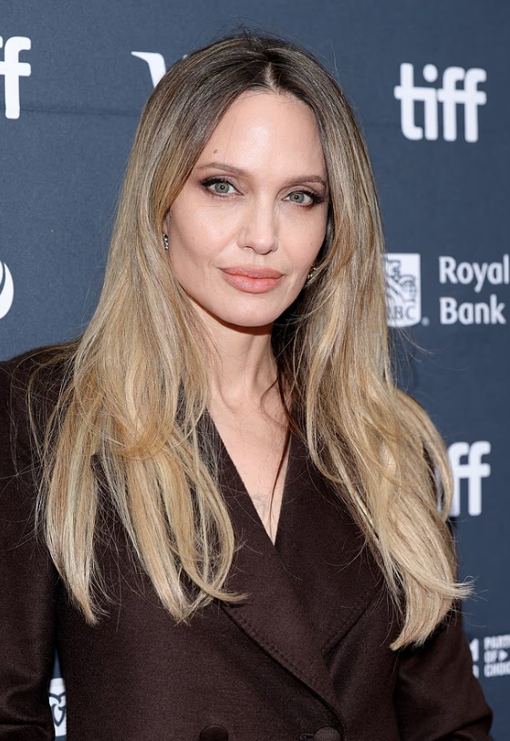 Angelina Jolie shkëlqen me një pamje elegante dhe provokuese