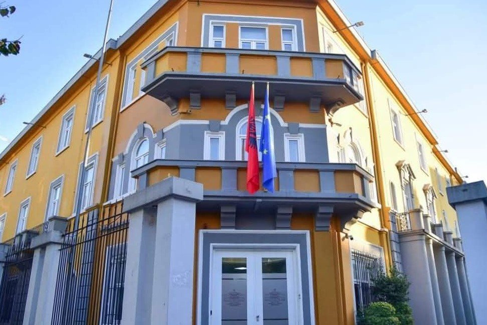 Rreth 345 mijë nxënës rikthehen sot në banka! MAS: Tekste falas e shkolla të reja!
