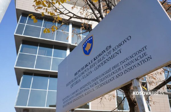 ​Prindërit nga Kosova Lindore në hall për tekstet shkollore, Ministria thotë se tani mund të aplikojnë për subvencionim
