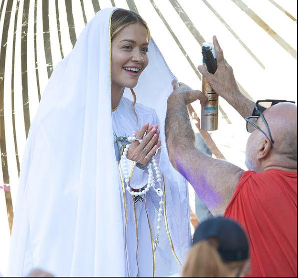 Rita Ora në qendër të polemikave: Pozon si “Shën Mëria”