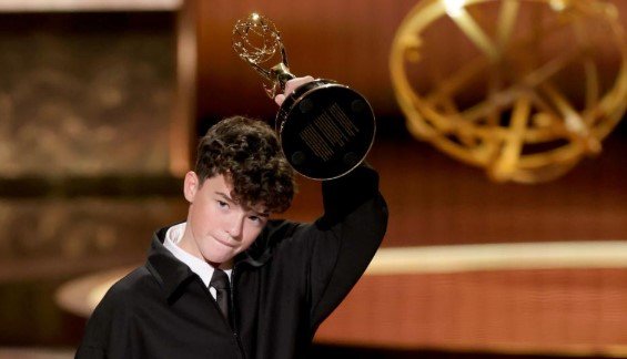 Owen Cooper bën histori në Çmimet Emmy, 15-vjeçari britanik i serialit “Adoleshenca” fiton çmimin si aktori më i mirë