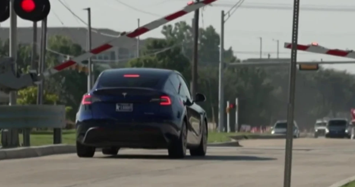 Tesla me drejtim të plotë automatik nën kritika pasi nuk arriti të njohë kalimet hekurudhore