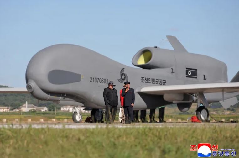 Kim Jong Un shpall inteligjencën artificiale “armën” e re të Koresë së Veriut