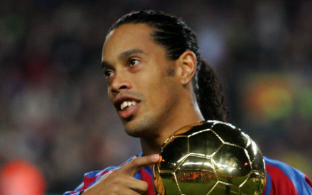 Ronaldinho do të dorëzojë Topin e Artë 2025 