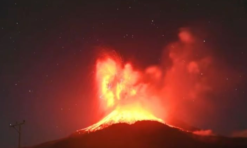 Shpërthen sërish vullkani Lewotobi Laki-Laki në Indonezi
