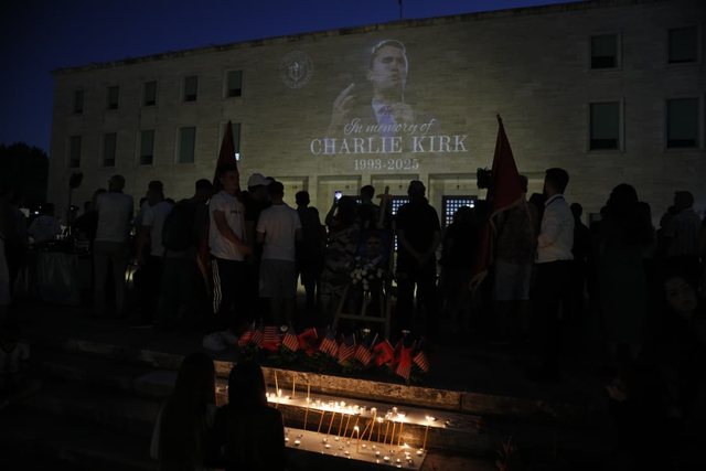 Mbahet përkujtimorja në Tiranë për aktivistin amerikan Charlie Kirk
