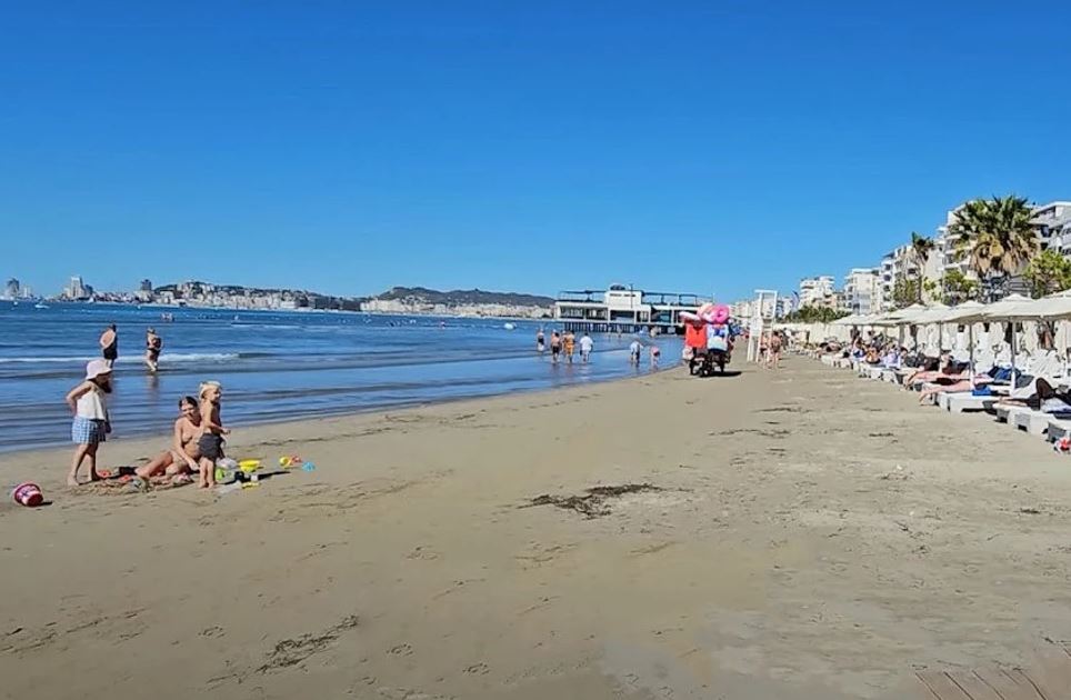 Durrësi i mbushur me pushues, dominojnë shqiptarët e Kosovës