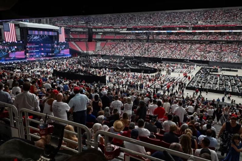 Nis ceremonia për Charlie Kirk, homazhe nga Trump dhe zyrtarë të lartë në Arizona
