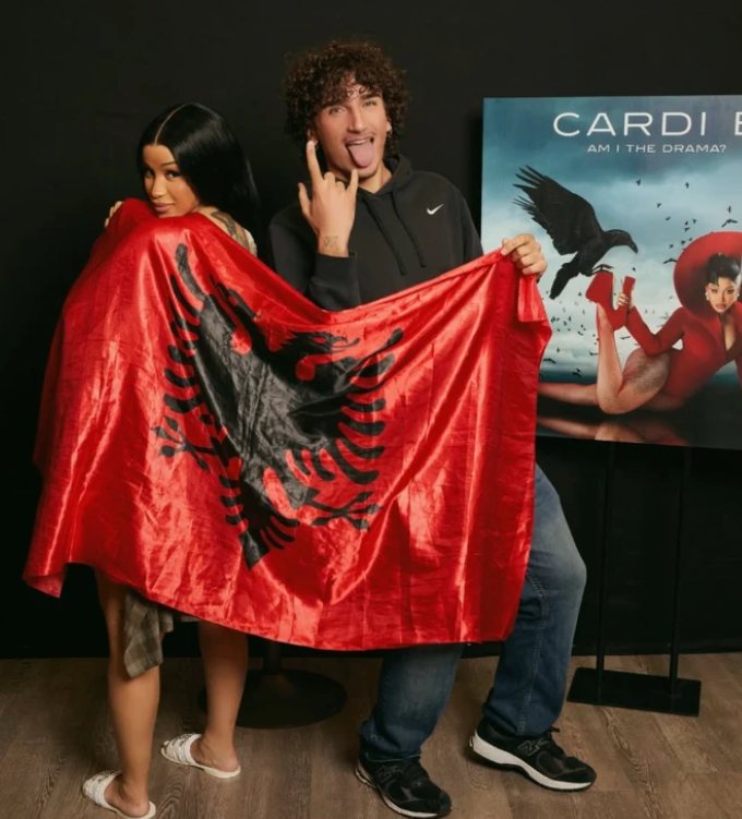 Cardi B shfaqet e mbështjellë me flamurin kuq e zi