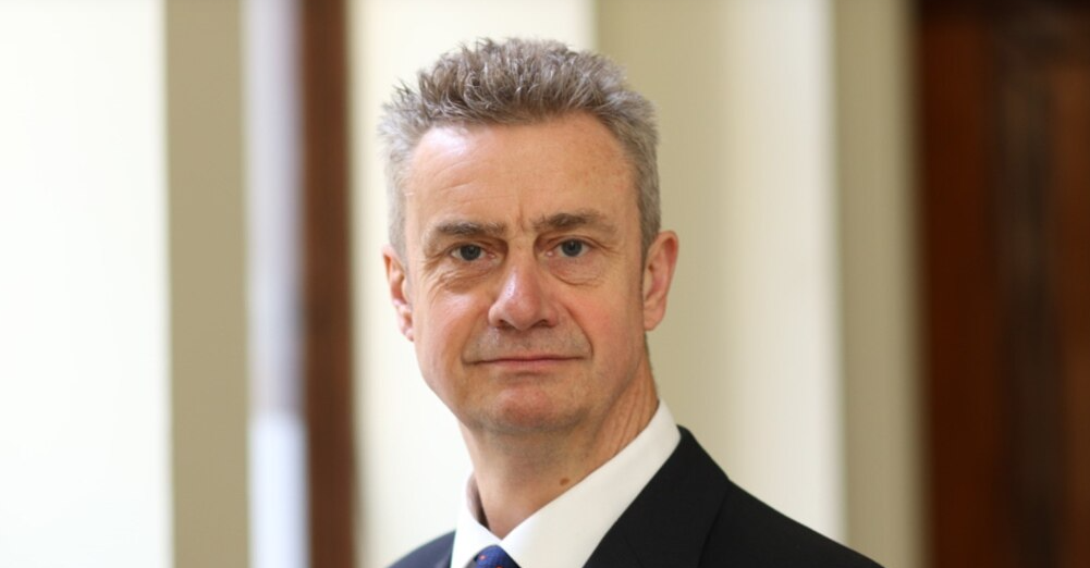 Ambasadori britanik: Udhëheqësit politikë t'i respektojnë vendimet e Kushtetueses