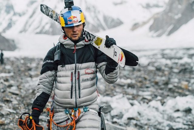 Një alpinist polak i pari në botë që zbret me ski Everestin pa oksigjen