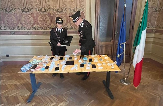 Dy shqiptarët kapen në Itali me drogë, iu sekuestrohen edhe mbi 6 mijë euro