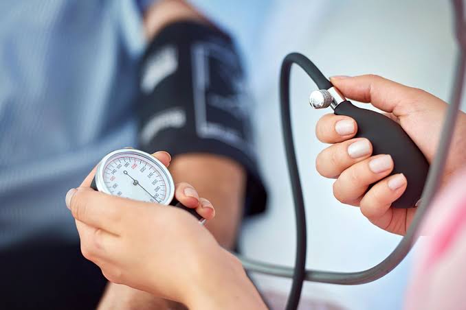 OBSH: Rreth 800 mijë shqiptarë vuajnë nga hipertensioni, konsumojnë shumë kripë