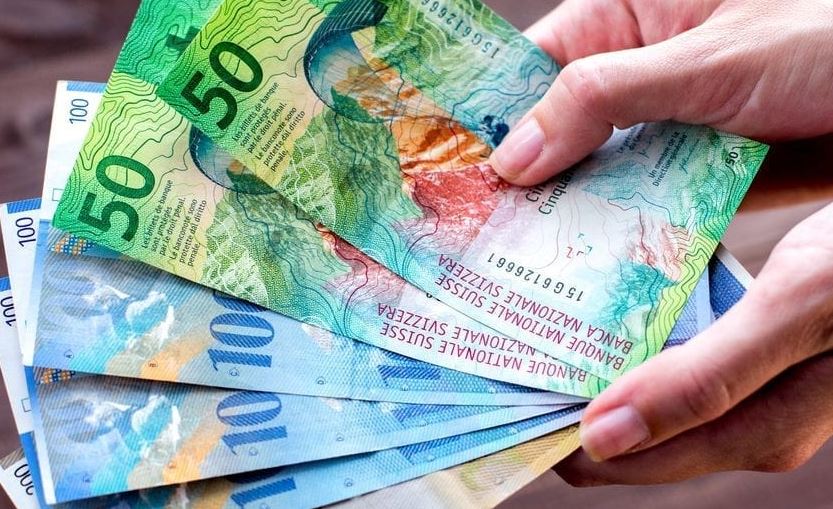 Qytetarja dorëzon kuletën e gjetur me të holla në Polici