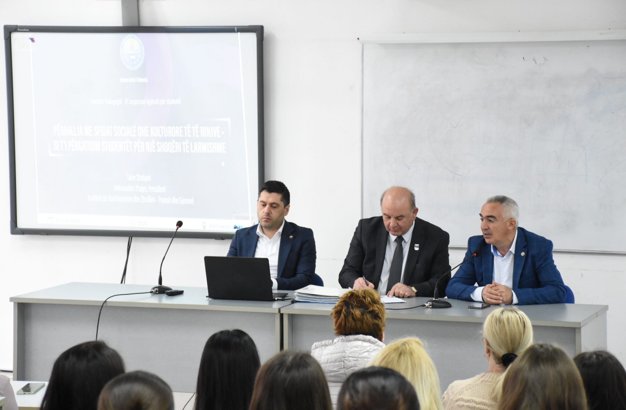 Në Universitetin e Tetovës u mbajt ligjëratë për sfidat sociale dhe kulturore të të rinjve