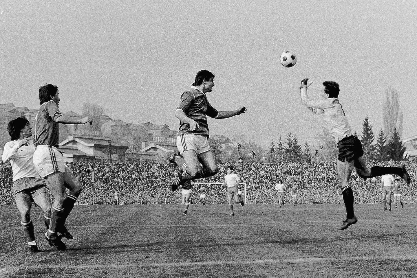 Dikur në vitet e 80-ta, kështu ishte stadiumi i Prishtinës! Ja çfarë i thanë Ajet Shoshollit dhe si i doli problem Fadil Muriqit
