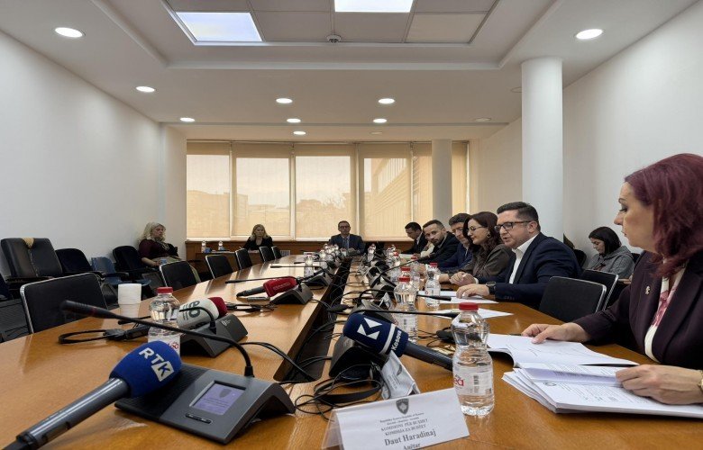 Refuzohet kërkesa për pagën e 13-të në RTK dhe çmimin e naftës