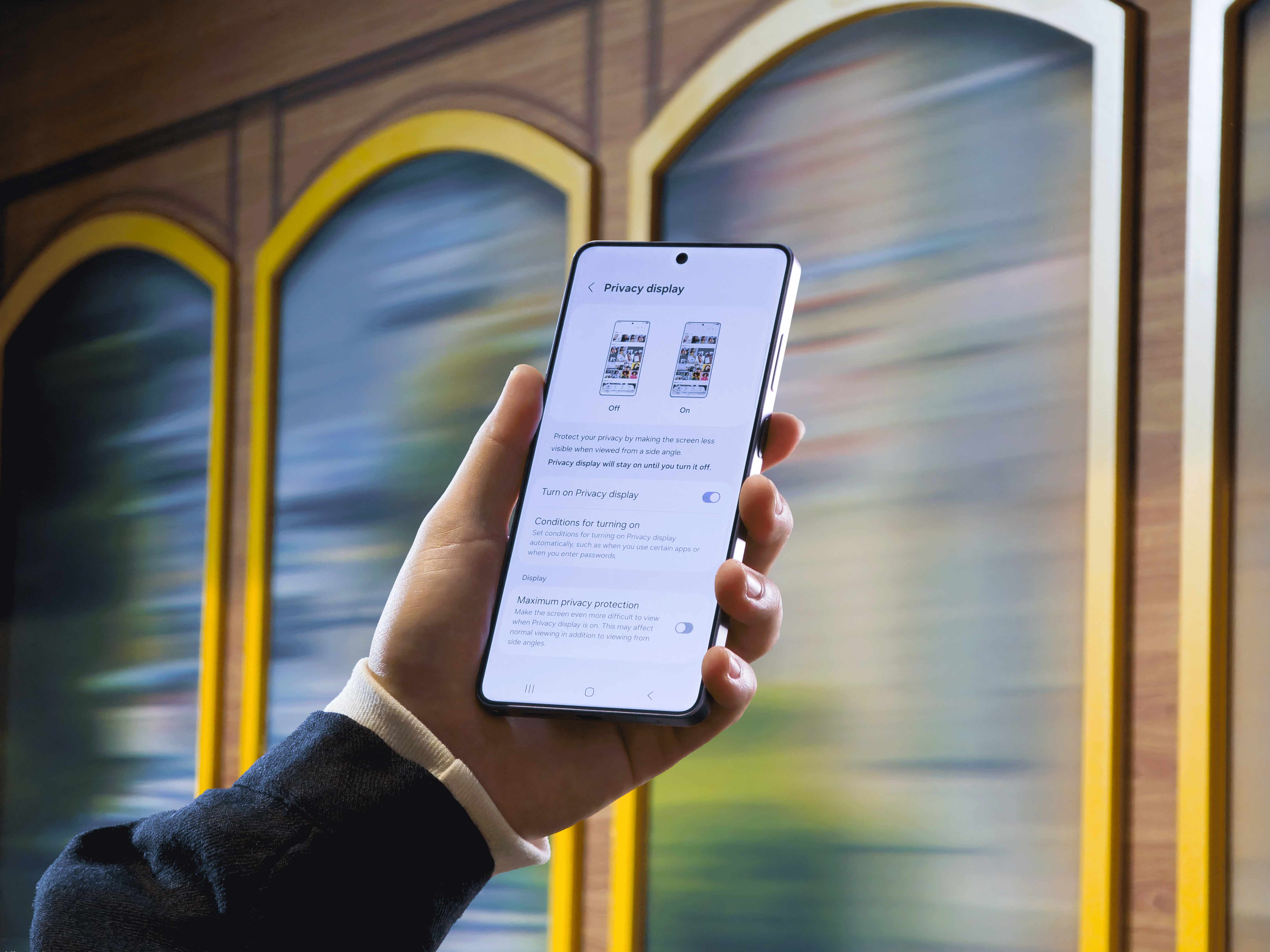 Më shumë se gjysma e evropianëve pranojnë se shikojnë në ekranin e telefonit të të panjohurve në publik, ndërsa gati një e katërta e bën këtë nga kurioziteti