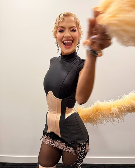 Rita Ora mahnit me fustan lëkure në skenë në Ireland