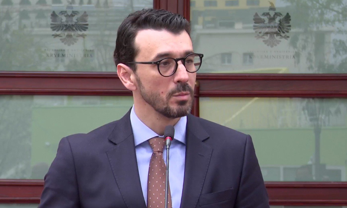 A do të ketë rritje të çmimit të biletave të transportit? Ministri Karakaçi: Po shqyrtojmë rikthimin e skemës së subvencionimit të naftës