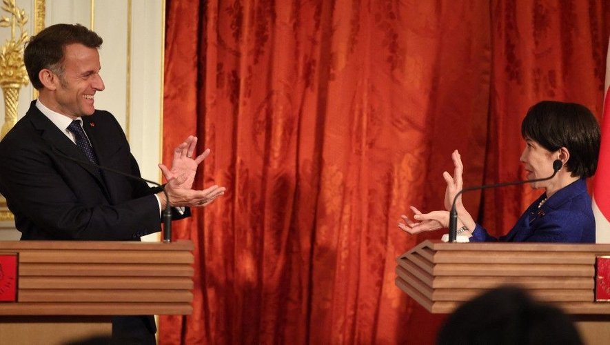Gjesti i papritur i Macron dhe Takaichi-t në Tokio/ Dy liderët imitojnë lëvizjen e famshme të Dragon Ball Z