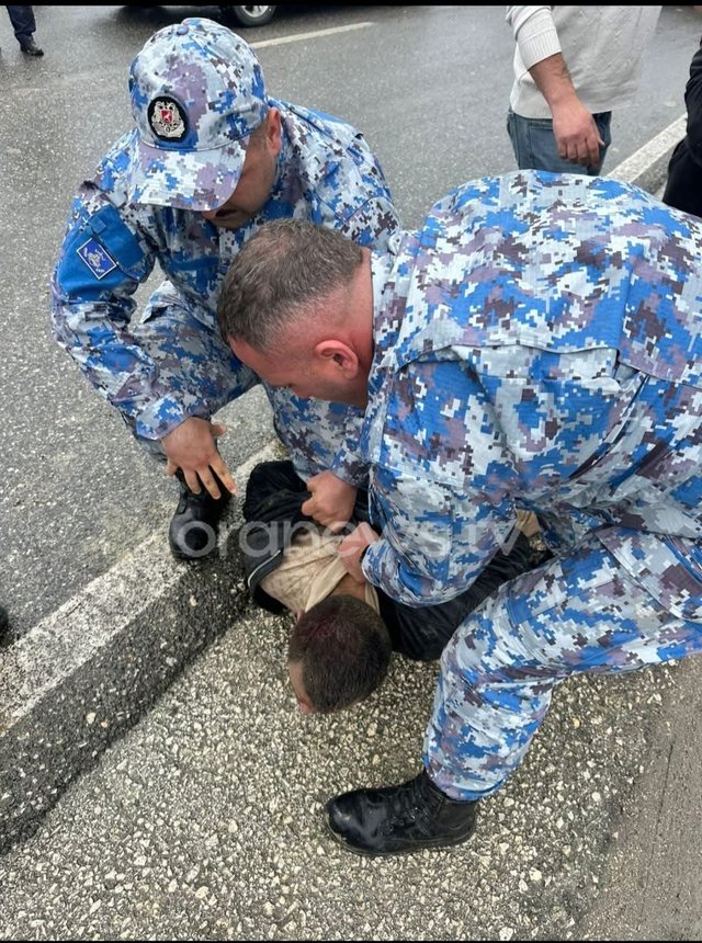 Ushtria në mbrojtje të Rinasit, arrestohet i riu i rrezikshëm që përplasi 2 makina dhe me hanxhar ...