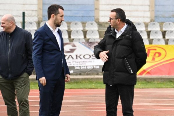 ​Ministri Gashani viziton objektet sportive në Kamenicë