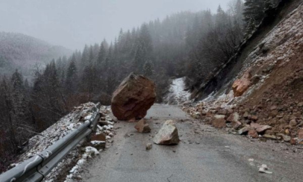 ​Rrëzohen gurë në rrugën Pejë–Rugovë, rrezikohet siguria e shoferëve