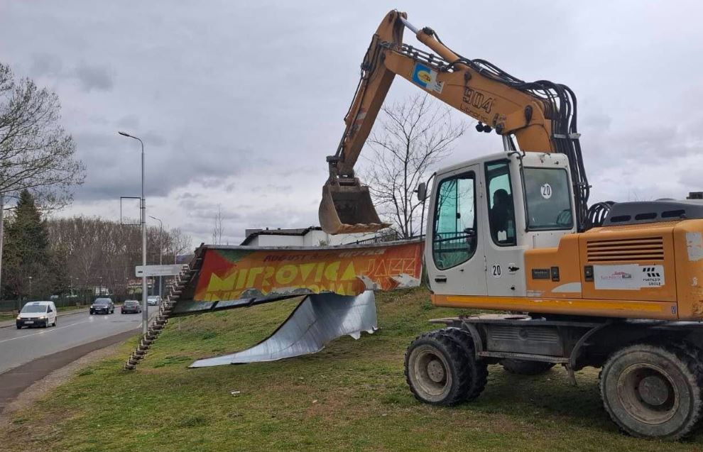 Vazhdon aksioni për largimin e reklamave të kundërligjshme në Mitrovicë