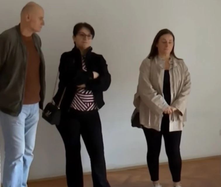 Pas 27 vitesh, familja Rushiti rikthehet në shtëpinë ku iu vranë prindërit