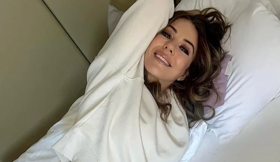 Elizabeth Hurley zbuloi ritualin e përditshëm për të cilin betohet: Unë nuk pi lëngje të çuditshme jeshile ose shtesa ushqimore