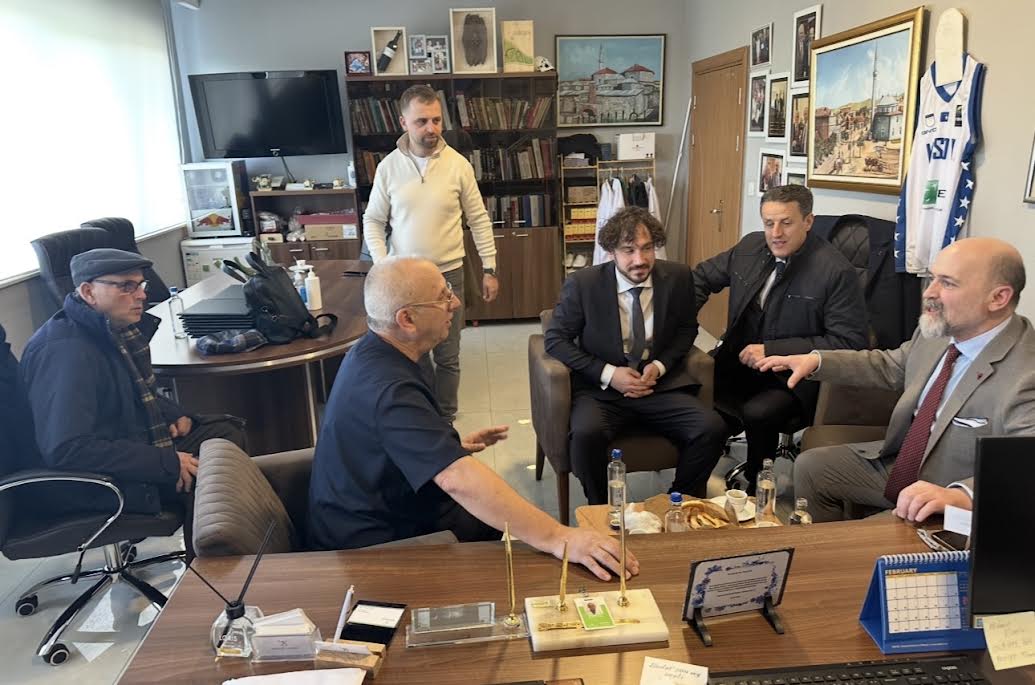 Darling Vlora nderoi punën dhe përkushtimin 40-vjeçar të ambasadorit të paqes, doktorit të njohur Dr. Dërgut Aliu