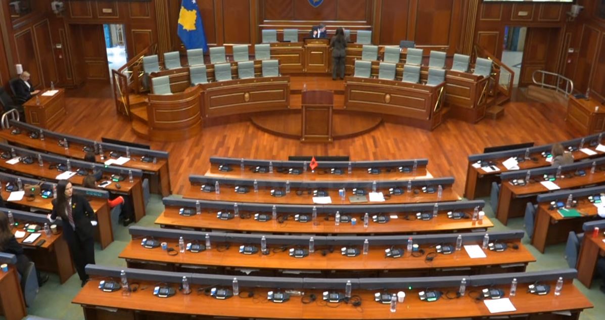Vazhdon debati parlamentar për rritjen e çmimit të naftës