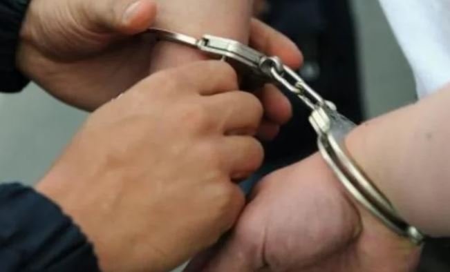 Dyshohet se përdhunoi në prani të dy të miturve 10-vjeçarin në Gjirokastër, arrestohet në Kakavijë adoleshenti i shpallur në kërkim
