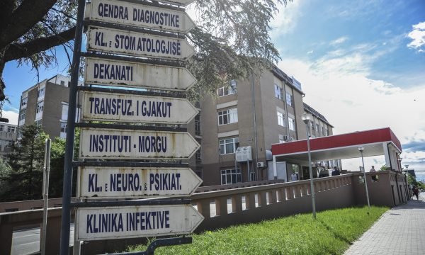 Dy persona plagosen me armë në një restorant në Veternik