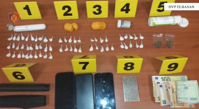 Trafikonin kokainë dhe kanabis, arrestohen 2 persona në Elbasan